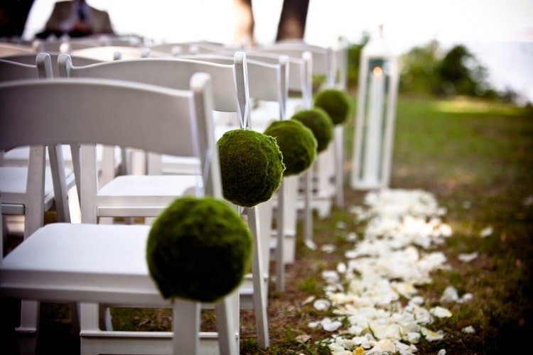 Moss aisle decorations for the chairs