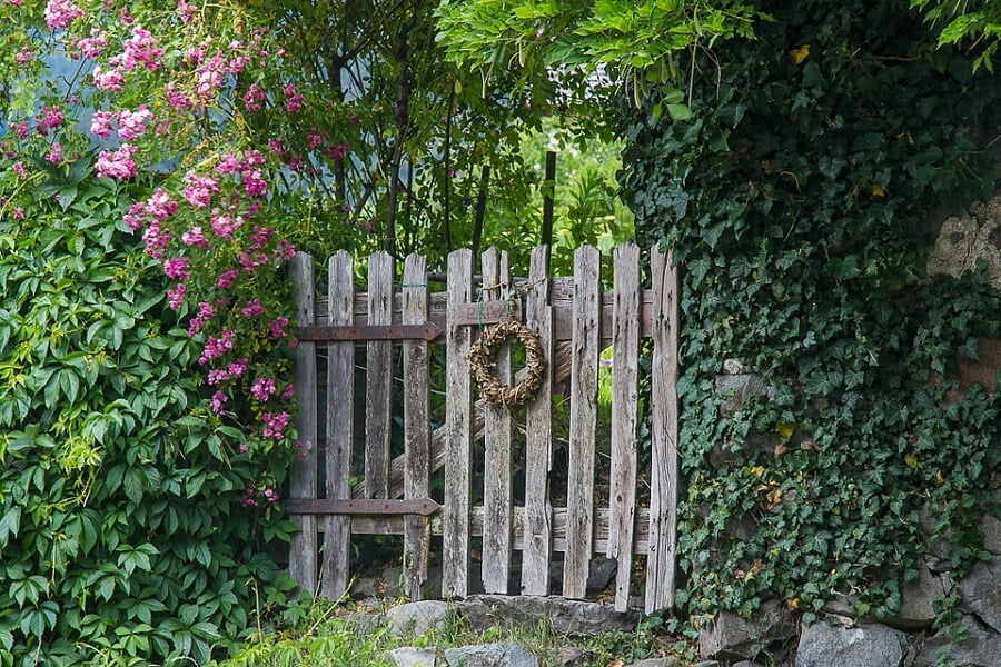 1 wooden gate for the garden