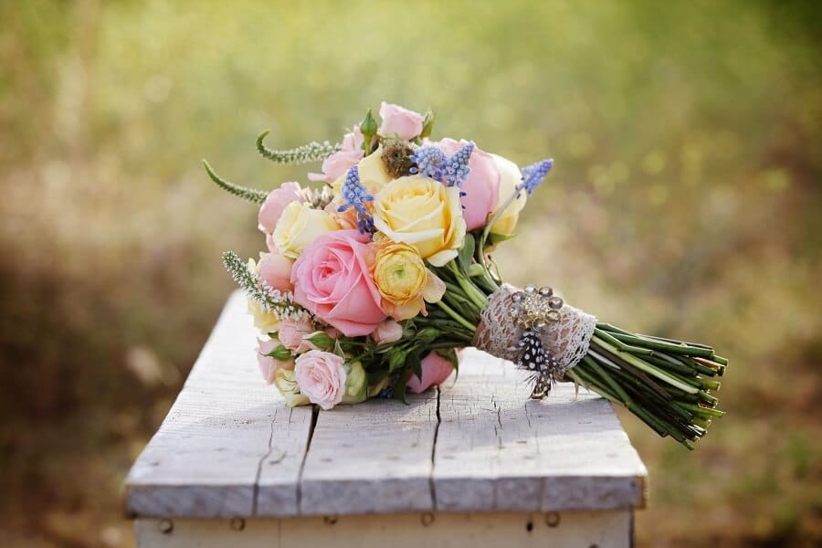 1 flower bouquet on a wooden table