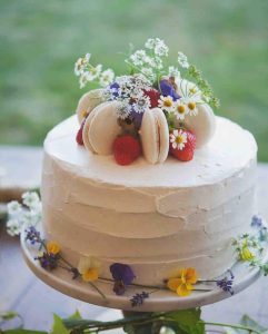 4 flower decorated cake