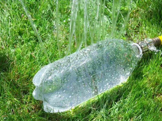 Simple garden bottle sprinkler