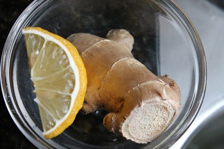 Ginger and lemon put in a glass bowl