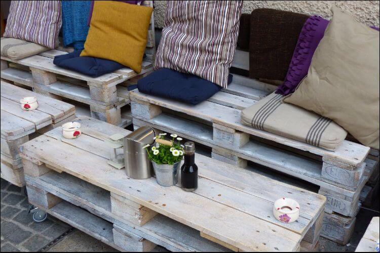 Outdoor set of pallets couch 