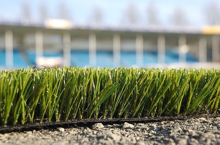 Artificial turf on a layer of gravel