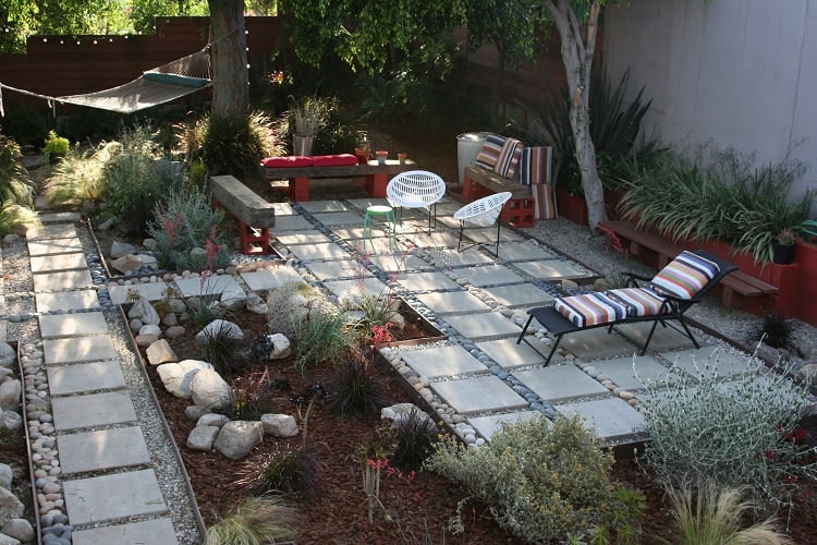 Sustainable garden covered in paving and gravel